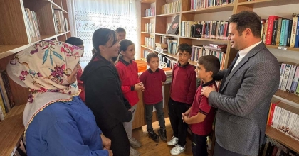 ÇOCUKLUK HAYALİNİ GERÇEĞE DÖNÜŞTÜRDÜ, ÖĞRENCİLERE KİTAP SEVGİSİNİ AŞILIYOR