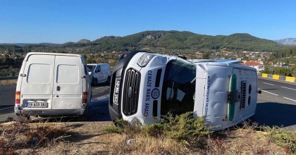 CENAZE ARACI İLE MİNİBÜS ÇARPIŞTI: 3 YARALI