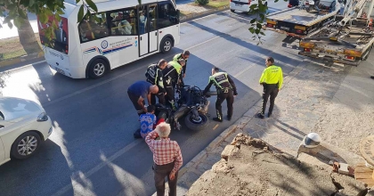 ÇILGINA DÖNEN KADIN, POLİSİN MOTOSİKLETİNİ DEVİRDİ