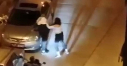 DEFALARCA YUMRUKLANAN GENÇ KIZ, YİNE DE PEŞİNDEN GİTTİ