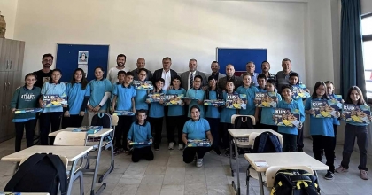 ERBAKAN’IN GÖNDERDİĞİ HEDİYELER ÖĞRENCİLERE DAĞITILDI