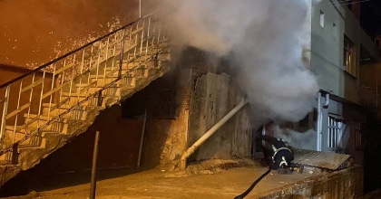 EVİN BİRİNCİ KATINDA ÇIKAN YANGIN PANİĞE NEDEN OLDU