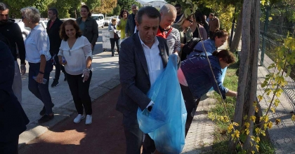 ELDİVENLERİ GİYDİ, ÇÖP TOPLADI, ÇEVRE TEMİZLİĞİNE DİKKAT ÇEKTİ