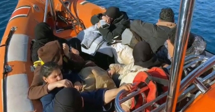 FETHİYE ISSIZ KOYDA 6’SI ÇOCUK 56 DÜZENSİZ GÖÇMEN YAKALANDI