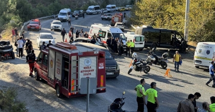 FETHİYE'DE 4 ARACIN KARIŞTIĞI KAZADA 5 KİŞİ YARALANDI