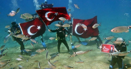 FETHİYE'DE CUMHURİYET BAYRAMI'NI DENİZ DİBİNDE KUTLADILAR
