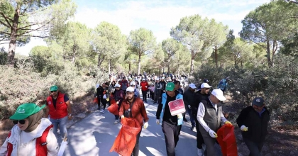 GÖNÜLLÜLER ORMANLARI TEMİZLEDİ