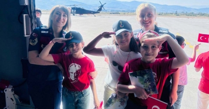 HELİKOPTER FİLO KOMUTANLIĞI ÖĞRENCİLERİ AĞIRLADI  