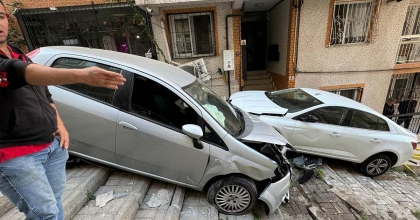 HIZLA SOKAĞA GİREN OTOMOBİL ORTALIĞI YIKIP GEÇTİ