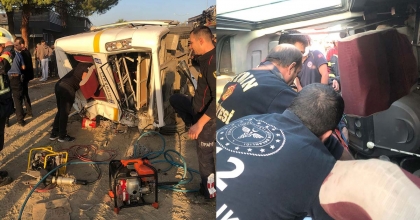 İŞÇİ MİNİBÜSÜ DEVRİLDİ: 11 YARALI