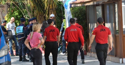 İSVİÇRELİ PARAŞÜTÇÜ, KARAKOL BİNASININ ÇATISINA DÜŞTÜ