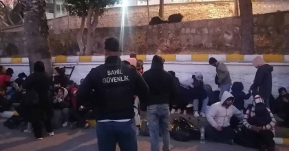 İZMİR AÇIKLARINDA 57 GÖÇMEN VE 4 KAÇAKÇI YAKALANDI