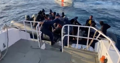 İZMİR AÇIKLARINDA 9'U ÇOCUK 36 GÖÇMEN YAKALANDI