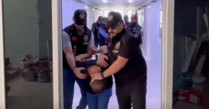 İZMİR'DE BIÇAKLI KAVGADA 1 KİŞİ AĞIR YARALANDI