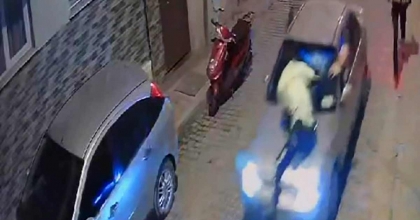 İZMİR'DE DUR İHTARINA UYMAYAN SÜRÜCÜ, POLİSİ KAPUTTA GÖTÜRDÜ