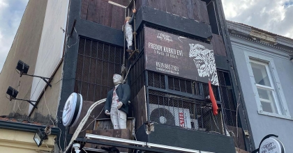 İZMİR’DE KORKU EVLERİ ÖNÜNDEKİ TASVİRLER TOPLANIYOR