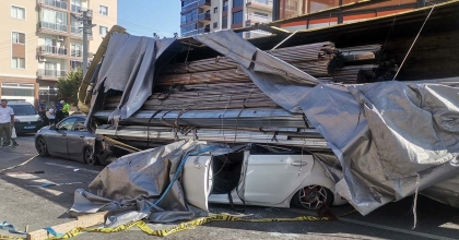 İZMİR'DE POLİSTEN KAÇAN TIR SÜRÜCÜSÜ, 2 ARACI EZDİ