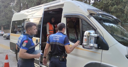 İZMİR'DE ZABITADAN SERVİS ARAÇLARINA SIKI DENETİM