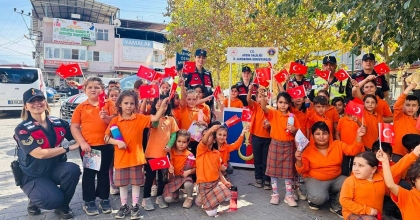 JANDARMA EKİPLERİ ZEYTİN VE KÜLTÜR FESTİVALİ'NDE VATANDAŞLARI BİLGİLENDİRDİ