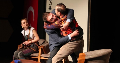 KENT TİYATROSU SINIR İLE SAHNEDE