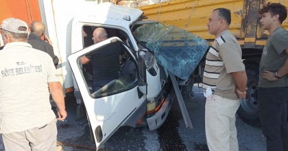 KAMYONET TIRA OK GİBİ SAPLANDI SÜRÜCÜ AĞIR YARALANDI