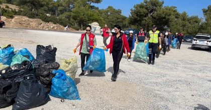 KAVŞİT YAYLASI'NDA ORMANLAR ÇÖPTEN ARINDIRILDI