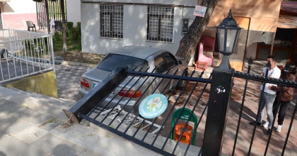 OTOMOBİLİN BELEDİYE PARKINA UÇTUĞU KAZA KAMERADA