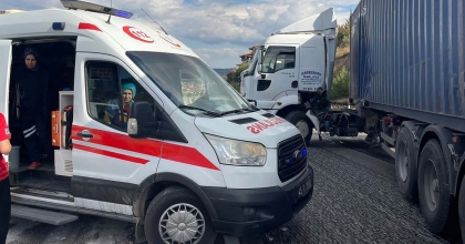 KONTROLDEN ÇIKAN TIR BARİYERLERE ÇARPARAK DURABİLDİ