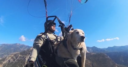 KÖPEĞİYLE BİRLİKTE BİN 700 METREDEN ATLADI