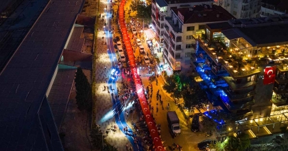 KUŞADASI'NDA ON BİNLER CUMHURİYET İÇİN YÜRÜDÜ