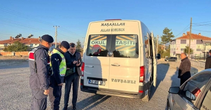 JANDARMA TRAFİK TİMLERİ, OKUL SERVİS ARAÇLARINI DENETLEDİ