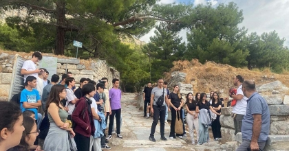 LİSELİ GENÇLER, FELSEFE TARİHİNİ YERİNDE ÖĞRENDİ