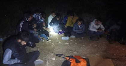 MAKİLİK ALANA GİZLENEN 25 DÜZENSİZ GÖÇMEN YAKALANDI  