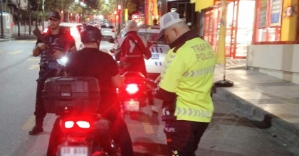 MANİSA’DA MOTOSİKLET SÜRÜCÜLERİNE CEZA YAĞDI