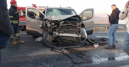 MANİSA'DA YOLCU OTOMOBİL MİNİBÜSE ÇARPTI: 7 YARALI