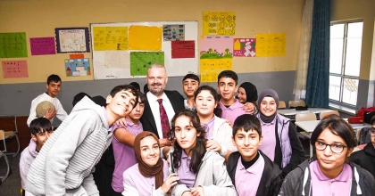 MENEMEN'DE 10 BİN ÖĞRENCİYE 'DİJİTAL' DESTEK