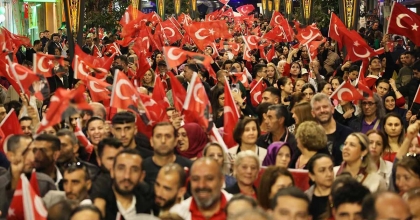 MENEMEN'DE BİNLER, CUMHURİYET AŞKIYLA YÜRÜDÜ