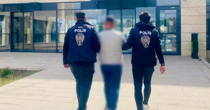 NİTELİKLİ DOLANDIRICILIK SUÇUNDAN ARANAN ŞAHSI POLİS YAKALADI