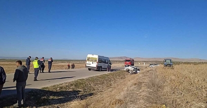 SERVİS ARACI OTOMOBİLLE ÇARPIŞTI 5 KİŞİ AĞIR YARALANDI