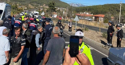 ÖLÜMLÜ KAZA SONRASI YOLU KAPATTILAR