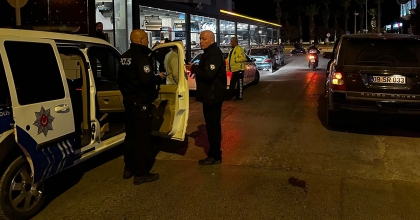 POLİSLERE EHLİYET YERİNE HEDİYE ÇEKİ VERMEK İSTEDİ