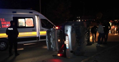 REFÜJE ÇARPIP TAKLA ATAN ARAÇTA 5 KİŞİ YARALANDI