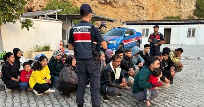 SULAMA KANALINA GİZLENEN 31 DÜZENSİZ GÖÇMEN YAKALANDI
