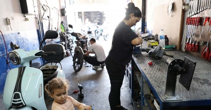 SANAYİNİN HAYRİYE USTASI GÖRENLERİ ŞAŞIRTIYOR