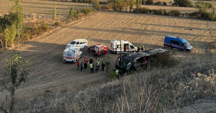 ŞARAMPOLE DEVRİLEN YOLCU OTOBÜSÜNDE 21 KİŞİ YARALANDI