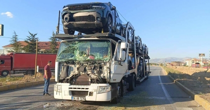 SIFIR ARAÇLARI TAŞIYAN TIR ÖNÜNDEKİ TIRA ÇARPTI: 2 YARALI