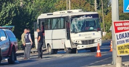 SULTANHİSAR’DA İŞÇİ SERVİSLERİ ÇARPIŞTI: 15 YARALI