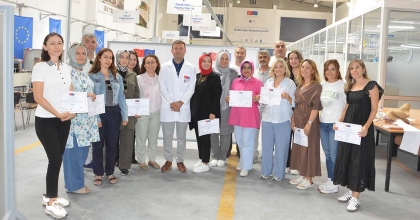 TEKSTİL TEKNOLOJİSİ EĞİTMENLERİ SERTİFİKALARINI ALDI