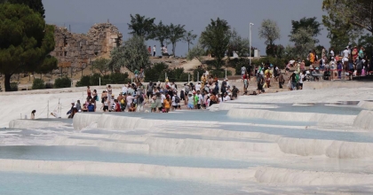 TÜRKİYE'YE YIL SONUNA KADAR 52,7 MİLYON YABANCI TURİST BEKLENİYOR