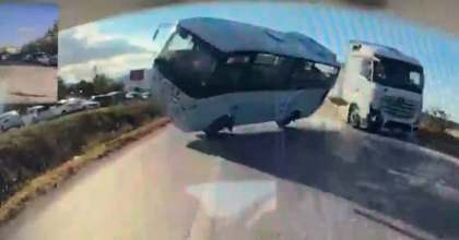 TIR, BOŞ SERVİSE ARKADAN ÇARPTI